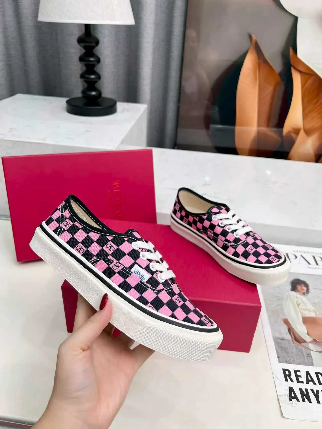 [Valentino Giving classic shoes a personality that spans the ages. Many celebrities - Jolin Tsai. Yang Zi. Liu Wen. Ma Baiquan. Choi Soobin. freen. Song Zuer. JJ Lin. zel. Cecilia Cheung. shark. Xin Yunlai...same style.